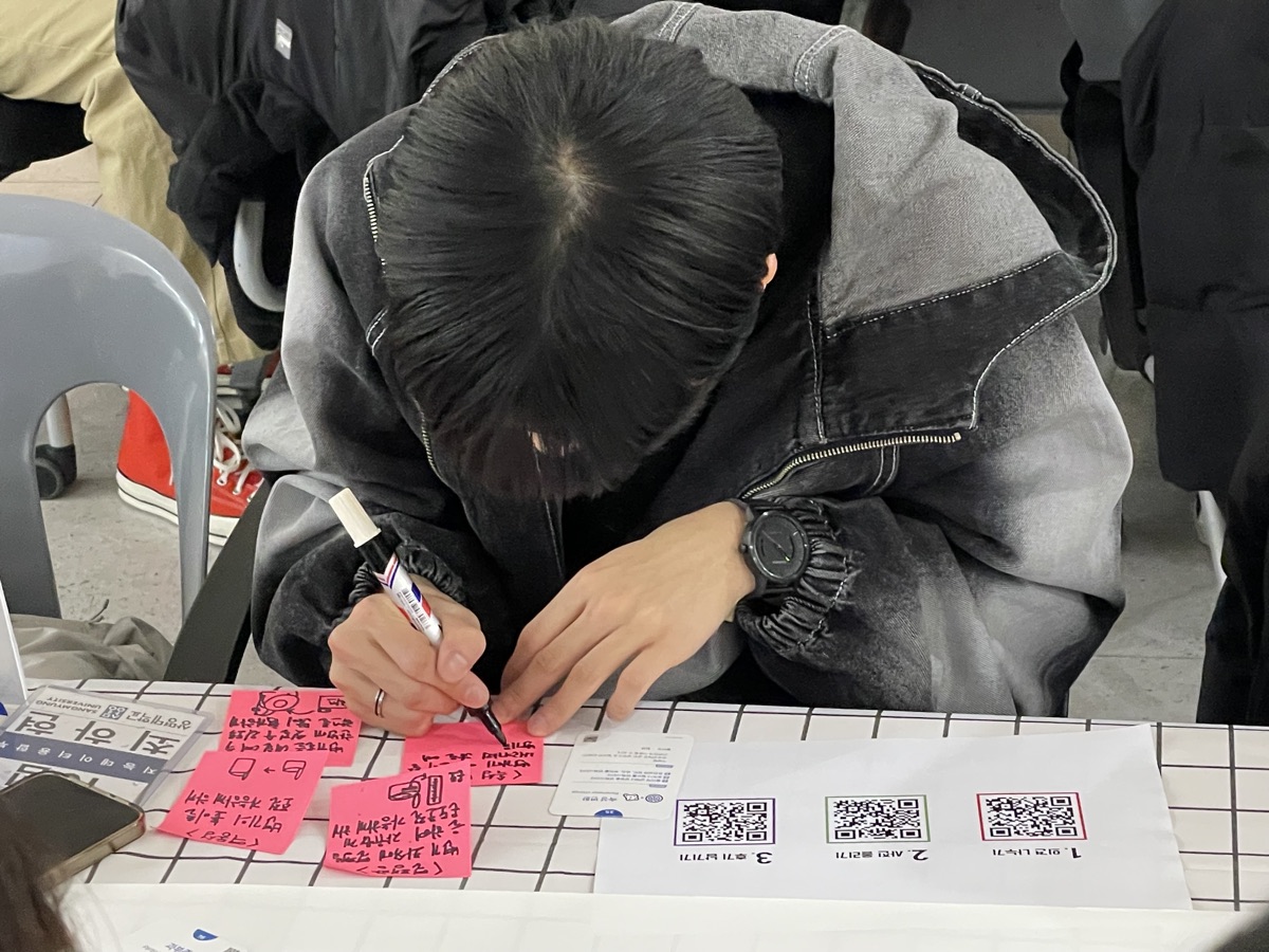 개인과제 단계 — 발명 아이디어를 작성하는 학생