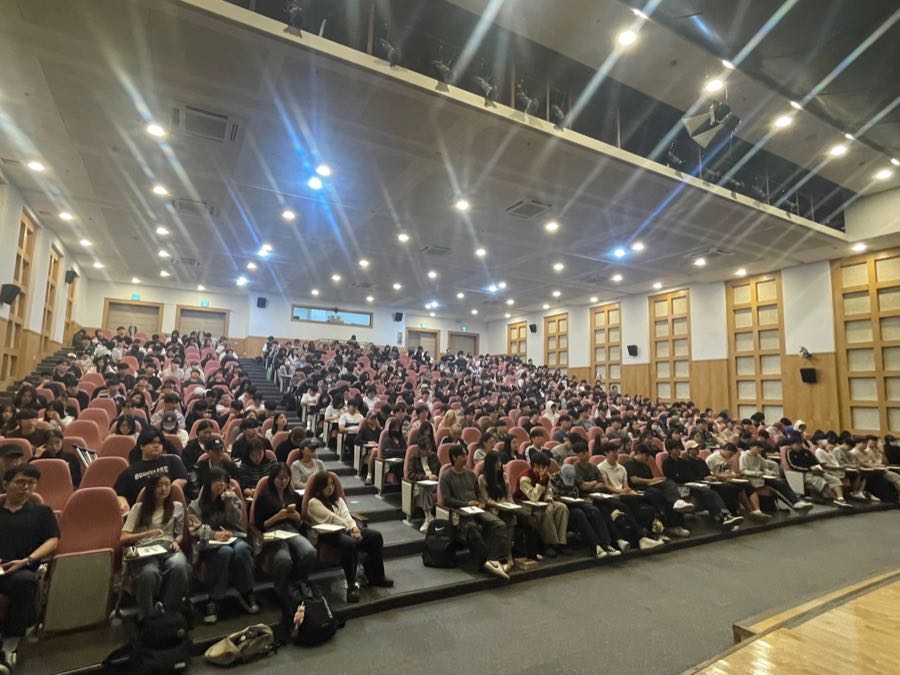 객석을 가득 채운 명사특강 청중