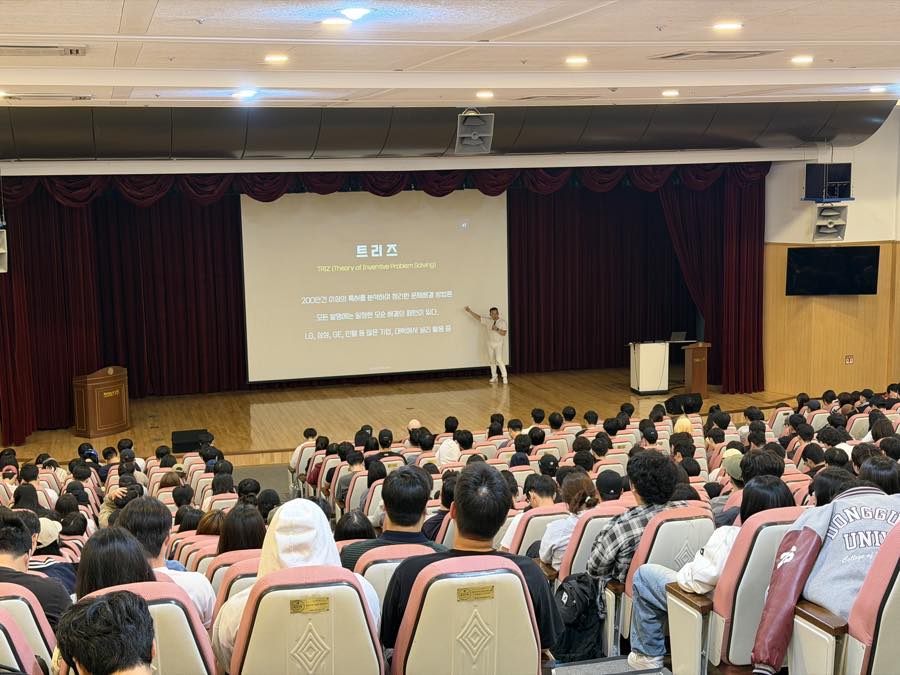 스크린을 가리키며 문제해결 방법론의 정의를 설명하는 장면