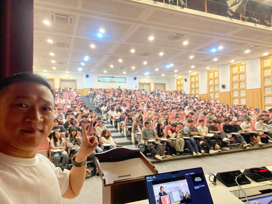 연단에서 바라본 강당 객석 — 학부생 400여 명이 자리를 채운 명사특강 현장