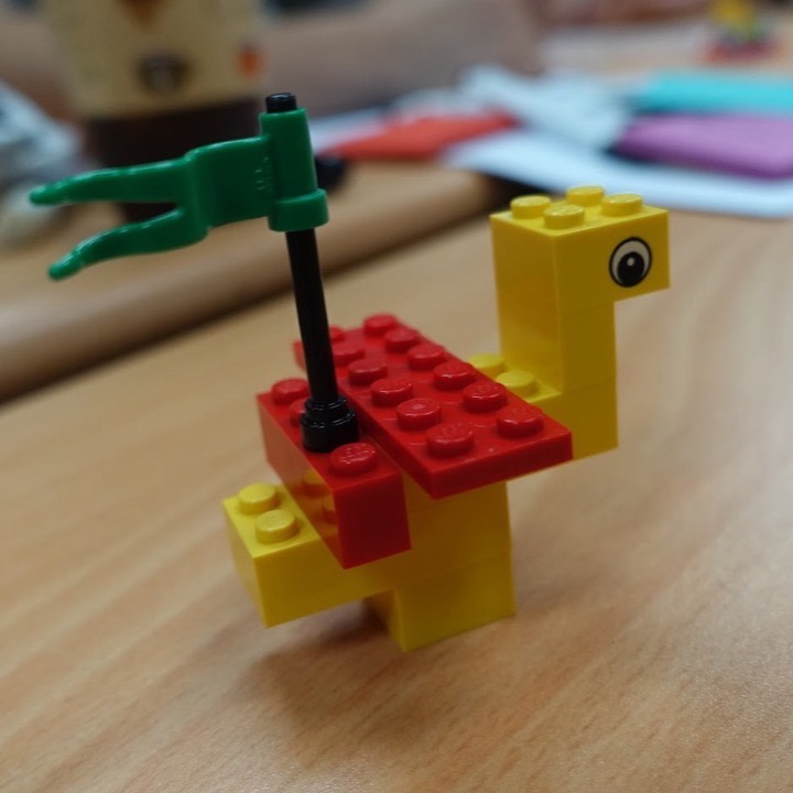 참가자가 만든 서로 다른 LEGO® 오리 모델 3