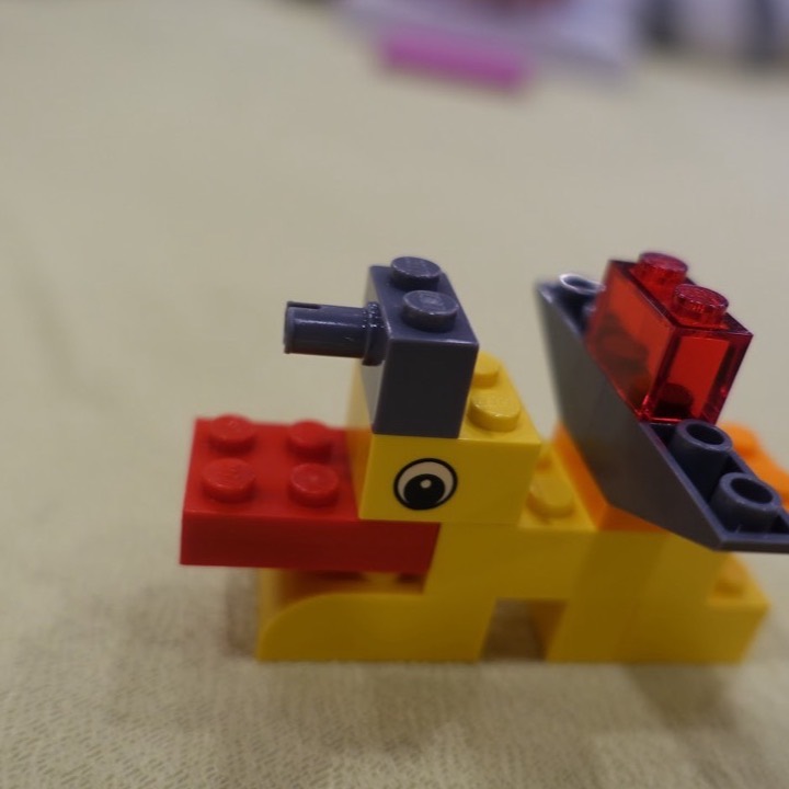 참가자가 만든 서로 다른 LEGO® 오리 모델 5