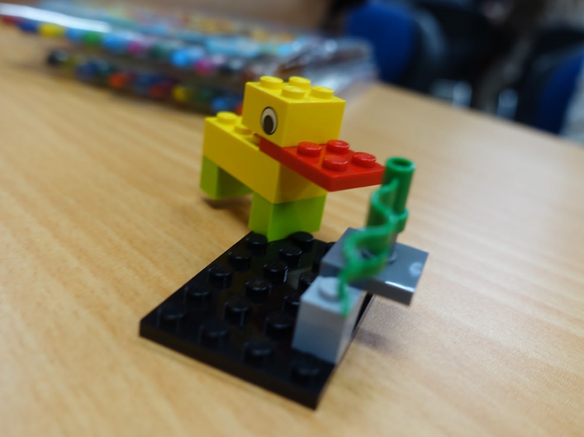 스킬빌딩 단계 — 참가자가 LEGO® 블록으로 오리를 만들며 손에 익히는 모습